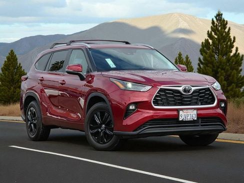 Used 2023 Toyota Highlander XLE image 2