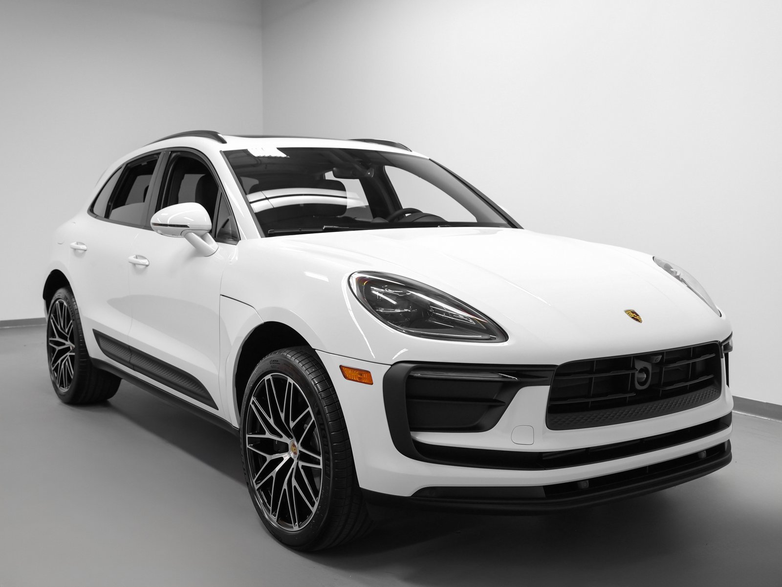 Certified 2026 Porsche Macan AWD/4WD image 10