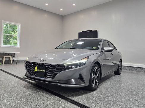 Used 2023 Hyundai Elantra Limited w/ Winter Weather Package FWD image 3