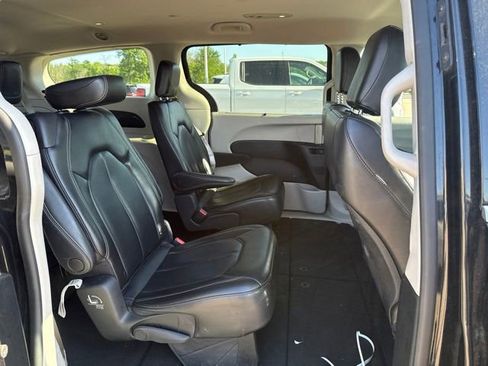 Used 2023 Chrysler Pacifica Touring-L FWD image 19