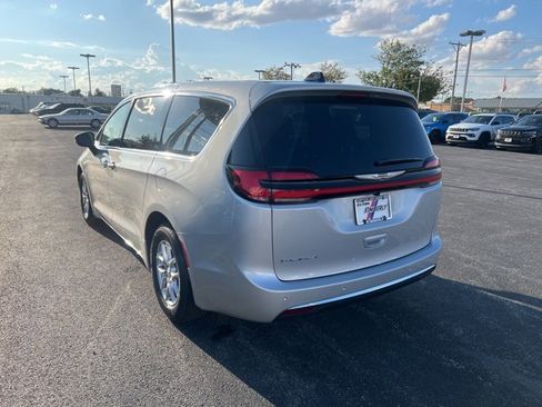 New 2026 Chrysler Pacifica Select image 4
