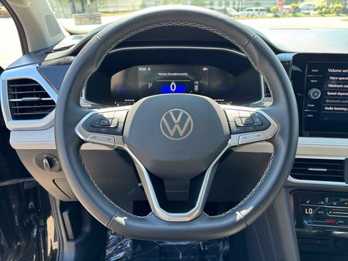 Used 2025 Volkswagen Taos SE AWD/4WD image 30