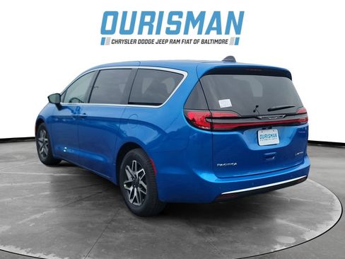 New 2027 Chrysler Pacifica Limited FWD image 4