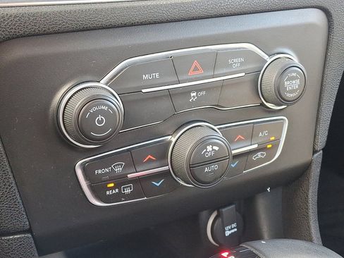 Used 2017 Dodge Charger SXT w/ Blacktop Package image 16