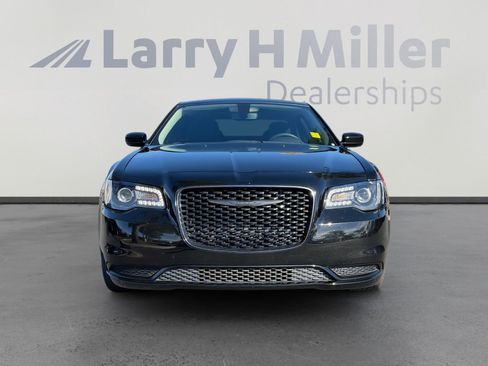 Used 2023 Chrysler 300 Touring w/ Sport Appearance Package image 4