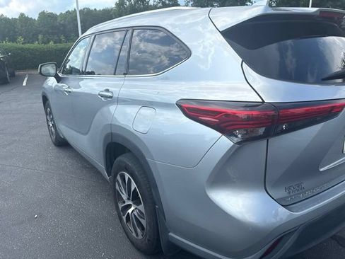 Used 2021 Toyota Highlander XLE AWD/4WD image 9