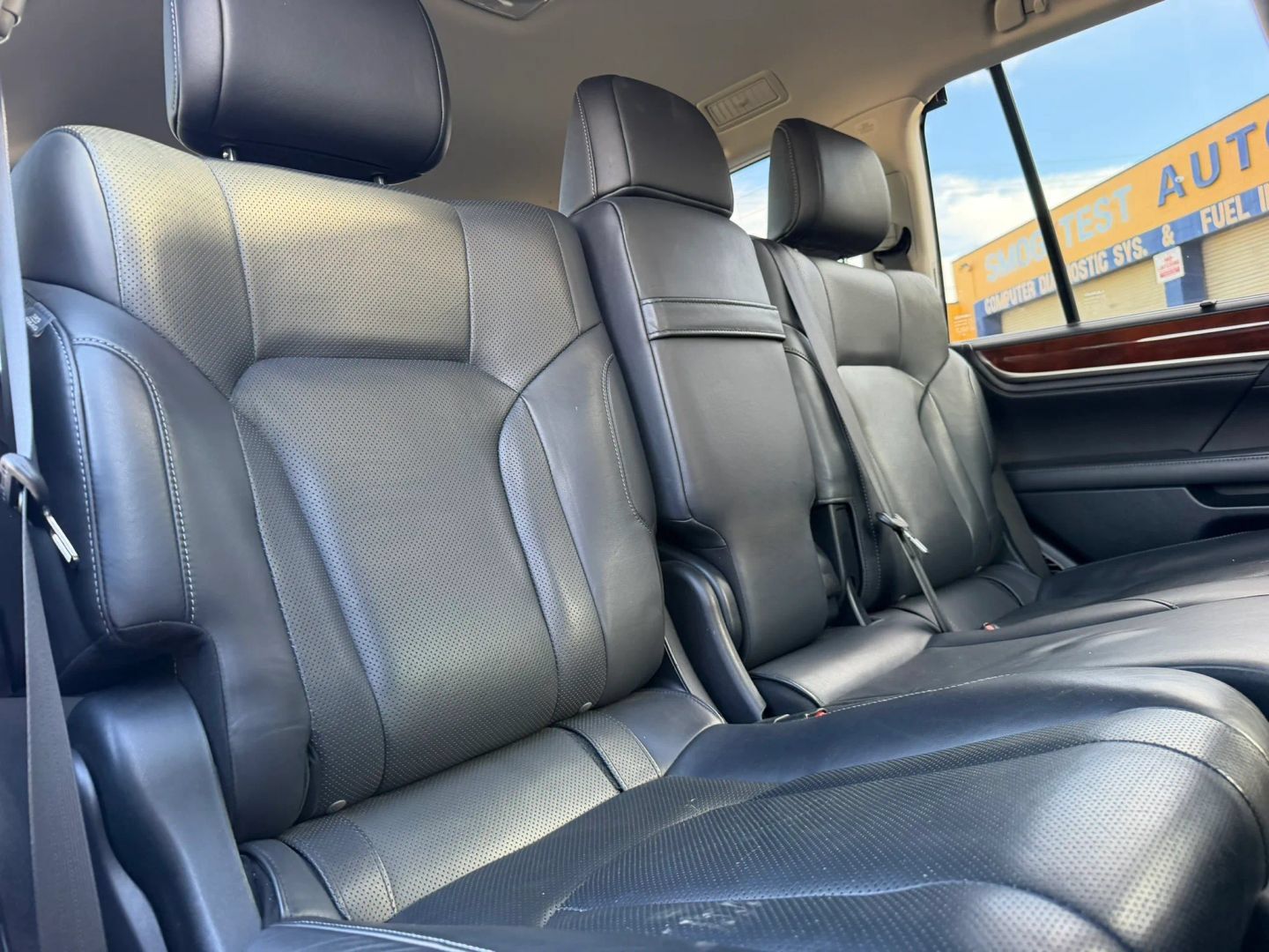 Used 2016 Lexus LX 570 4WD w/ Luxury Package image 19
