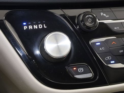 Used 2018 Chrysler Pacifica Touring-L FWD image 7