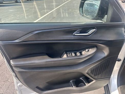 Used 2024 Jeep Grand Cherokee Altitude image 12