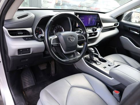 Used 2023 Toyota Highlander XLE FWD image 13