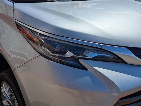 Used 2024 Toyota Sienna Platinum FWD image 10