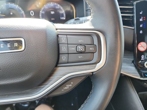 Used 2024 Jeep Wagoneer Series II w/ Flexible Seating Group AWD/4WD image 27