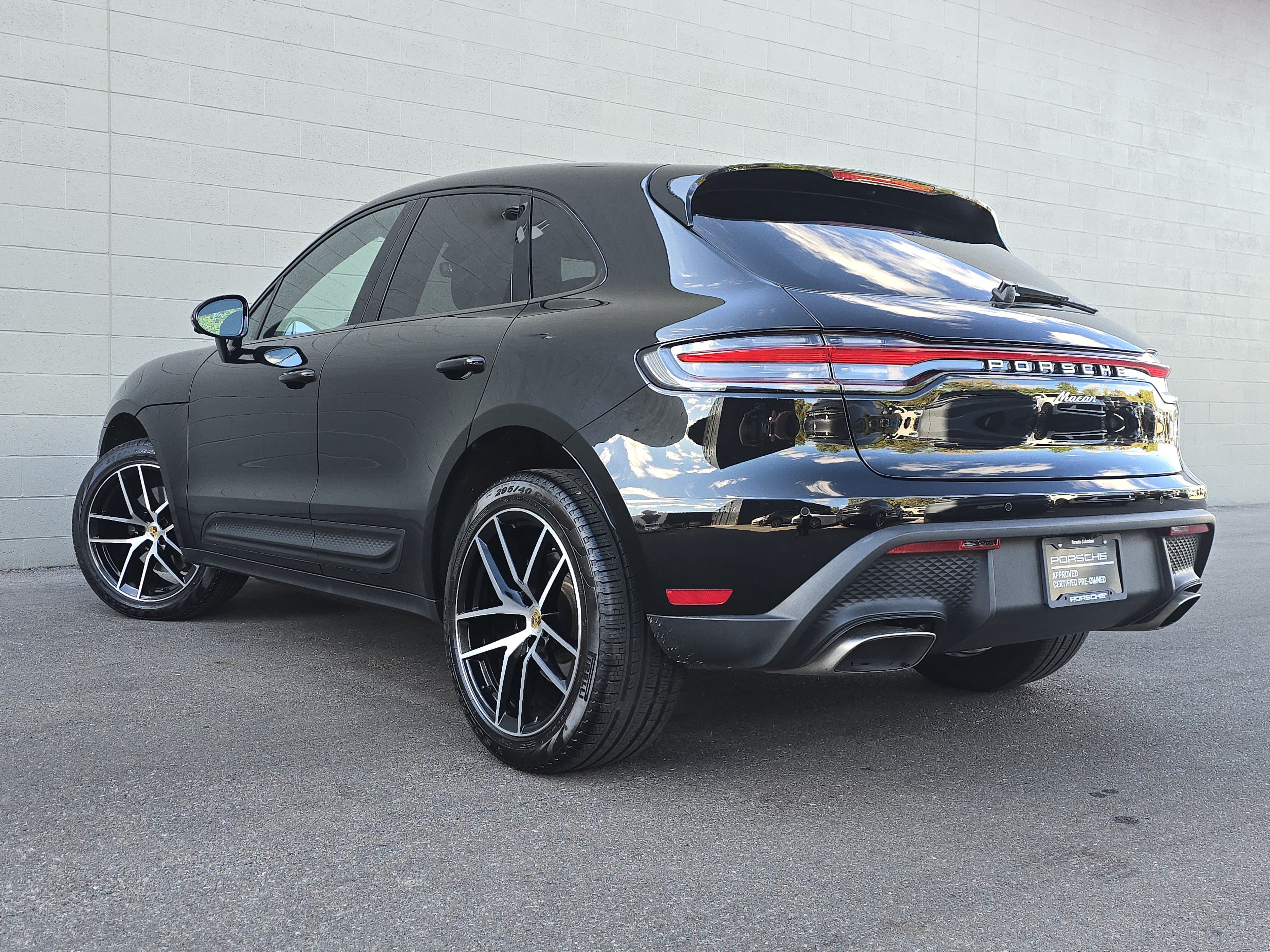 Certified 2025 Porsche Macan AWD/4WD image 3