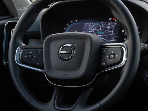 Used 2023 Volvo XC40 B5 Plus image 26