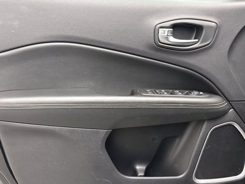 Used 2018 Jeep Compass Latitude w/ Cold Weather Group AWD/4WD image 9