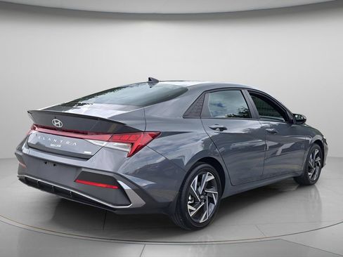 Certified 2025 Hyundai Elantra SEL FWD image 8