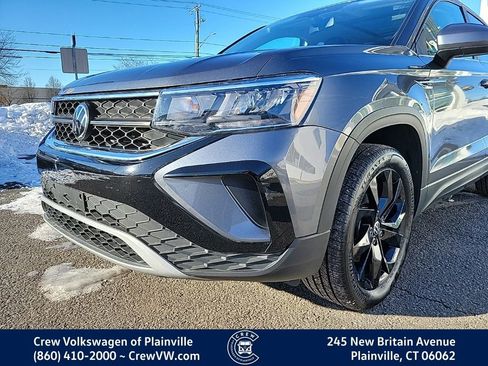 Certified 2022 Volkswagen Taos SE w/ Panoramic Sunroof Package image 24