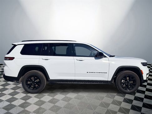 Used 2024 Jeep Grand Cherokee L Laredo image 6