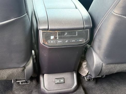 Used 2025 Toyota Highlander XLE FWD image 24