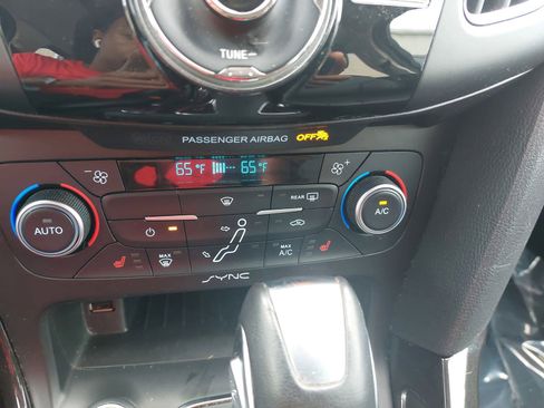 Used 2017 Ford Focus Titanium w/ Titanium Technology Package FWD image 23