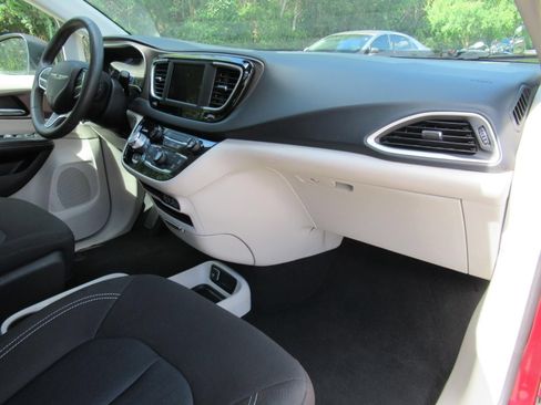 Certified 2022 Chrysler Voyager LX FWD image 11