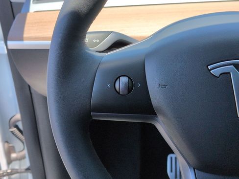 Used 2022 Tesla Model Y Long Range AWD/4WD image 19