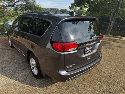 Used 2017 Chrysler Pacifica Touring-L Plus w/ Advanced Safetytec Group FWD image 9