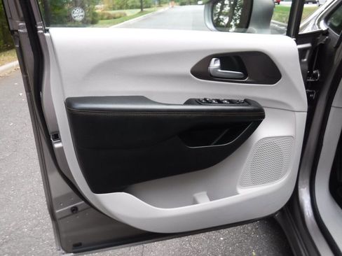 Used 2017 Chrysler Pacifica Touring-L image 13