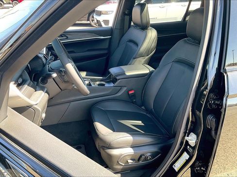 New 2025 Jeep Grand Cherokee L Limited w/ Black Appearance Package AWD/4WD image 10