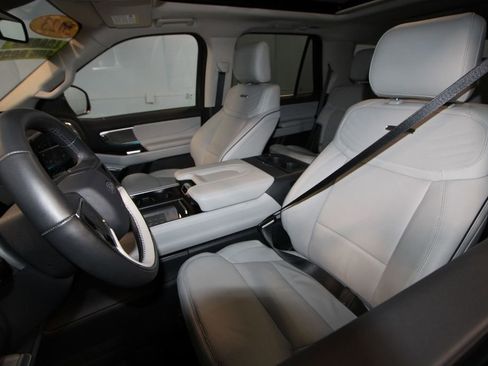 Used 2025 Ford Expedition Platinum w/ Platinum Ultimate Package image 4