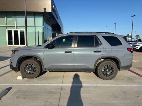 Used 2025 Honda Pilot TrailSport image 6