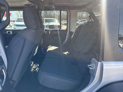 Used 2024 Jeep Wrangler Unlimited image 13