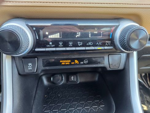 Used 2021 Toyota RAV4 LE FWD image 20