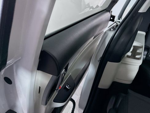 Used 2024 Kia Carnival LX image 30