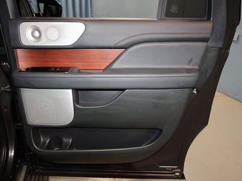 Used 2024 Lincoln Navigator L Reserve image 30