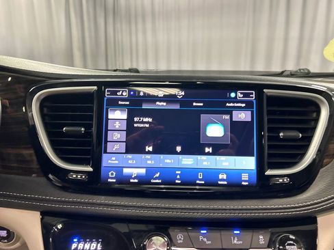Used 2024 Chrysler Pacifica Limited image 17