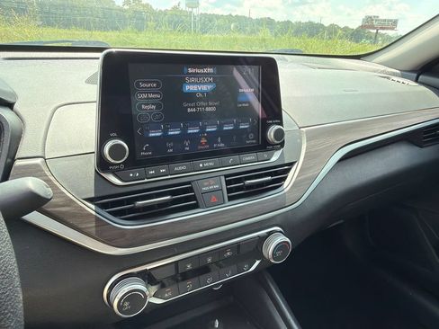 Used 2025 Nissan Altima 2.5 SV FWD image 28