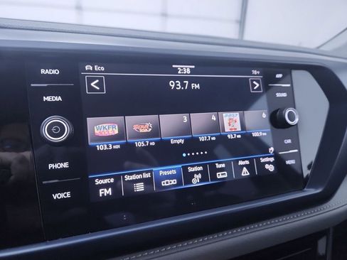 Used 2024 Volkswagen Taos SE image 16