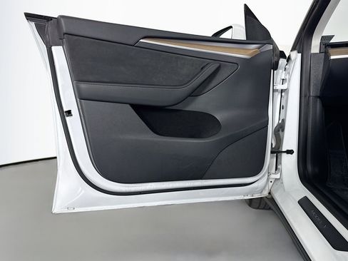 Used 2022 Tesla Model Y Long Range image 21