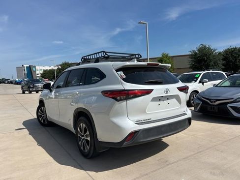 Used 2023 Toyota Highlander XLE FWD image 7