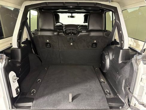 Used 2018 Jeep Wrangler Unlimited Sahara AWD/4WD image 21
