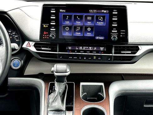 Used 2024 Toyota Sienna XLE FWD image 27