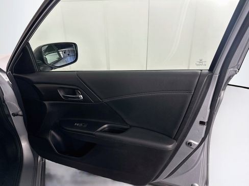 Used 2017 Honda Accord Sport image 29