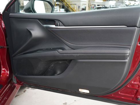 Used 2018 Toyota Camry XLE FWD image 9