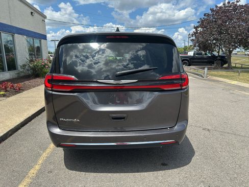 Used 2023 Chrysler Pacifica Touring-L FWD image 5
