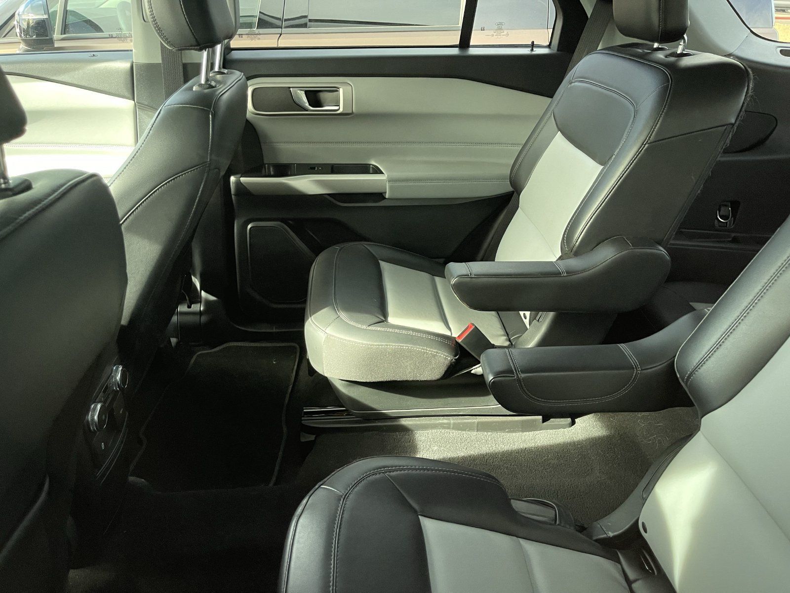 Used 2022 Ford Explorer XLT w/ Equipment Group 202A RWD image 8