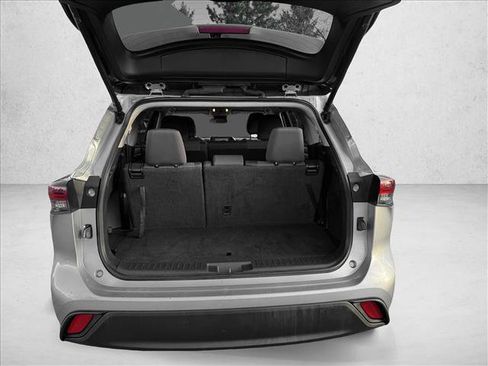 Used 2024 Toyota Highlander LE image 8