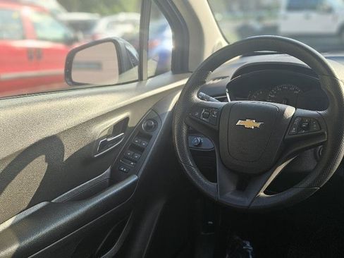 Used 2022 Chevrolet Trax LT FWD image 16