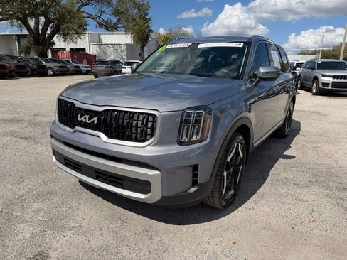 Used 2024 Kia Telluride EX image 2