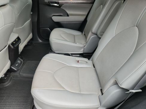 Used 2022 Toyota Highlander Limited AWD/4WD image 17